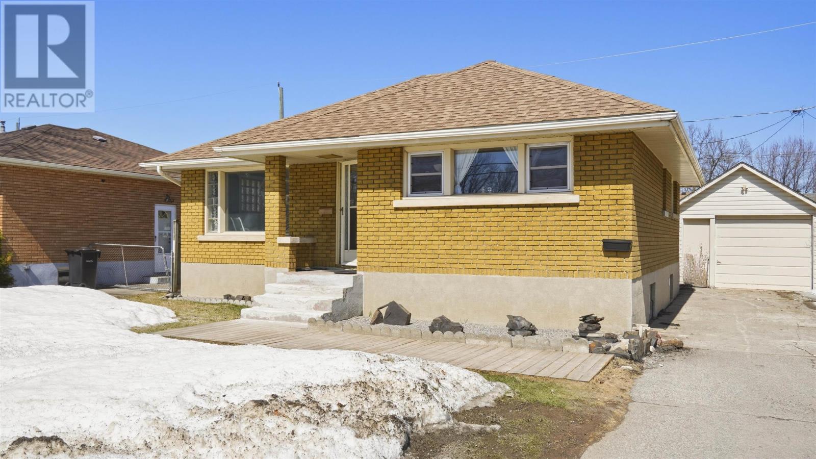 2023 Donald ST, Thunder Bay, Ontario, P7E5W9 — Photo 3