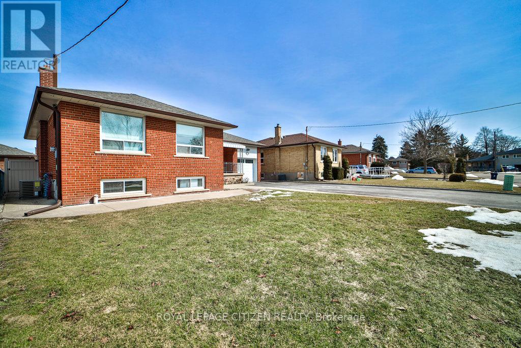 34 BELLEGLADE COURT, Toronto (Humbermede), Ontario, M9M2W4 — Photo 3