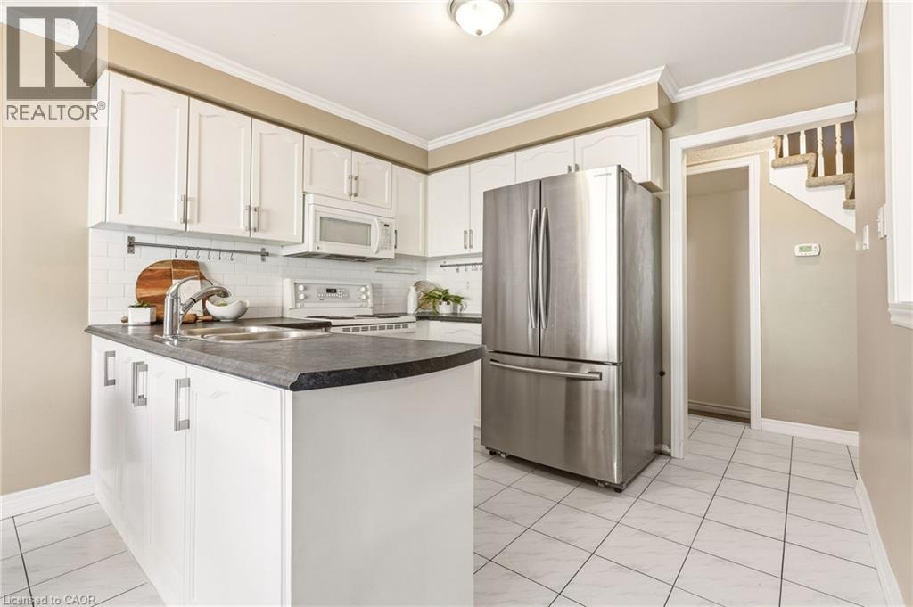 95 THORNLODGE Drive, Waterdown, Ontario, L8B0L9 — Photo 10