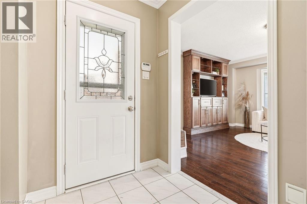 95 THORNLODGE Drive, Waterdown, Ontario, L8B0L9 — Photo 2