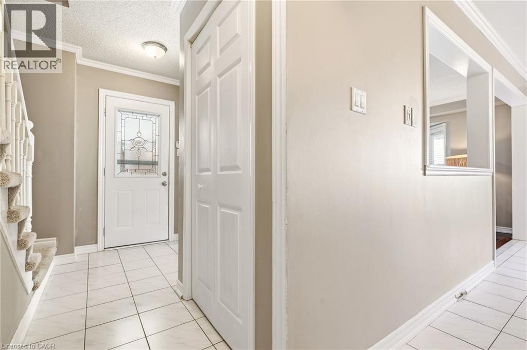 95 THORNLODGE Drive, Waterdown, Ontario, L8B0L9 — Photo 3