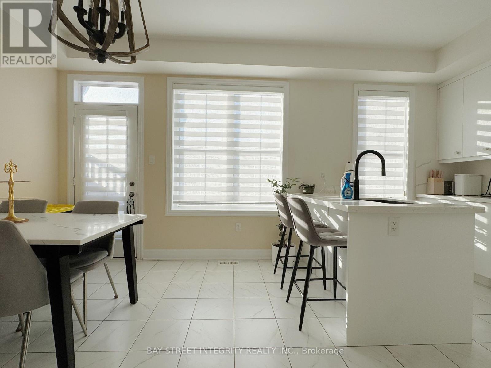 7 - 2267 MAJOR MACKENZIE DRIVE W, Vaughan (Maple), Ontario, L6A5A8 — Photo 4