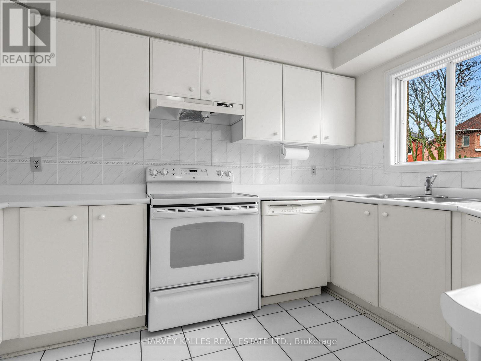 82 BOWRING WALK, Toronto (Clanton Park), Ontario, M3H5Z7 — Photo 9