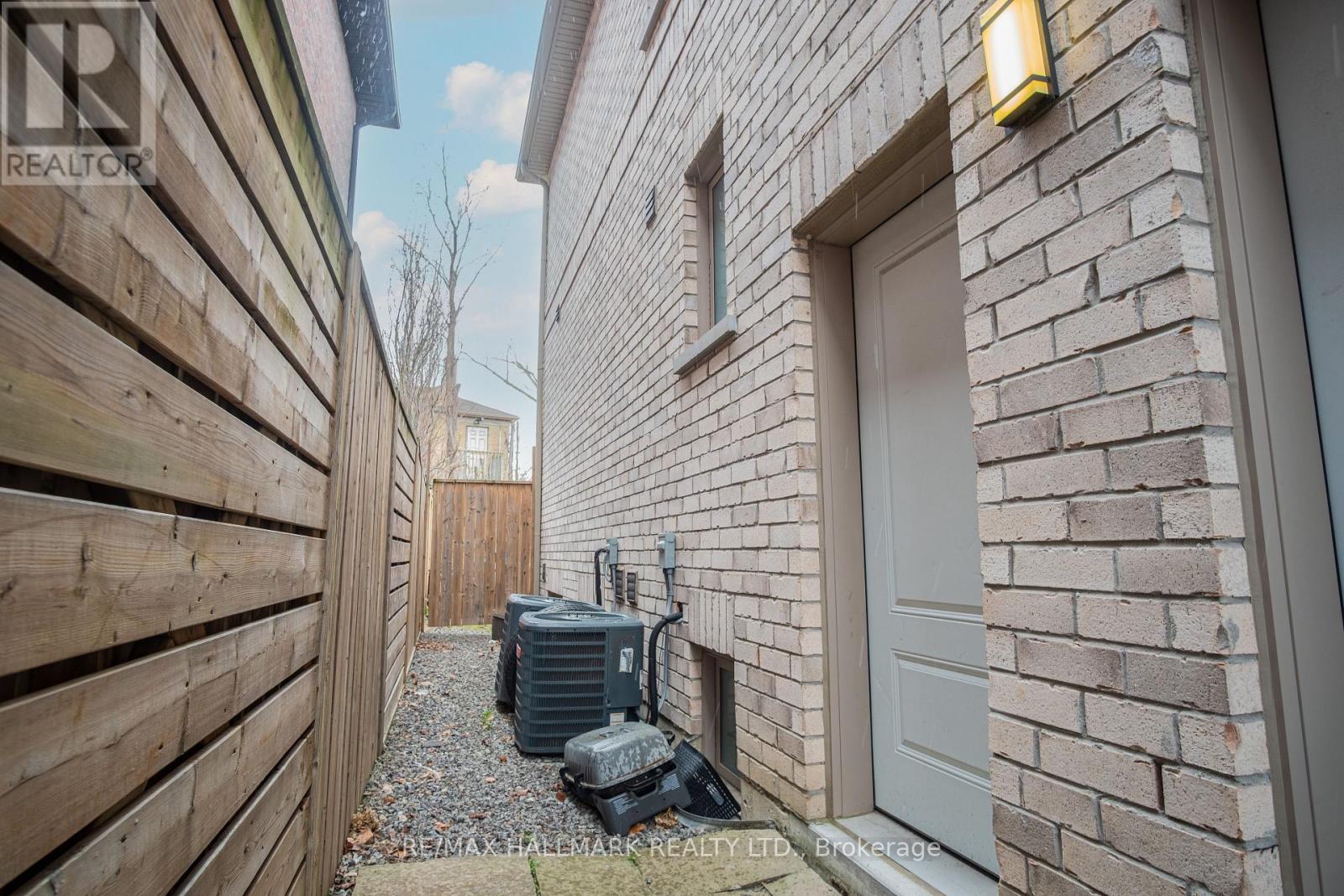 35 ROBERTA DRIVE, Toronto (Englemount-Lawrence), Ontario, M6A2J6 — Photo 10