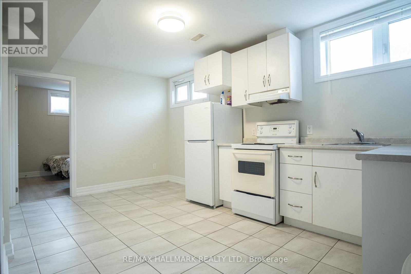 35 ROBERTA DRIVE, Toronto (Englemount-Lawrence), Ontario, M6A2J6 — Photo 4