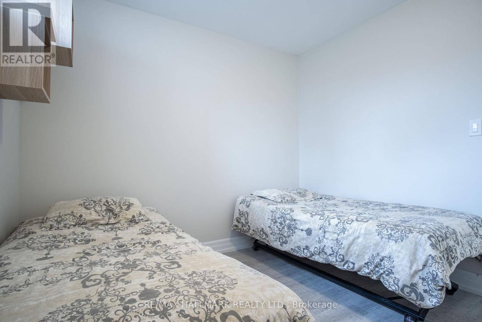 35 ROBERTA DRIVE, Toronto (Englemount-Lawrence), Ontario, M6A2J6 — Photo 6