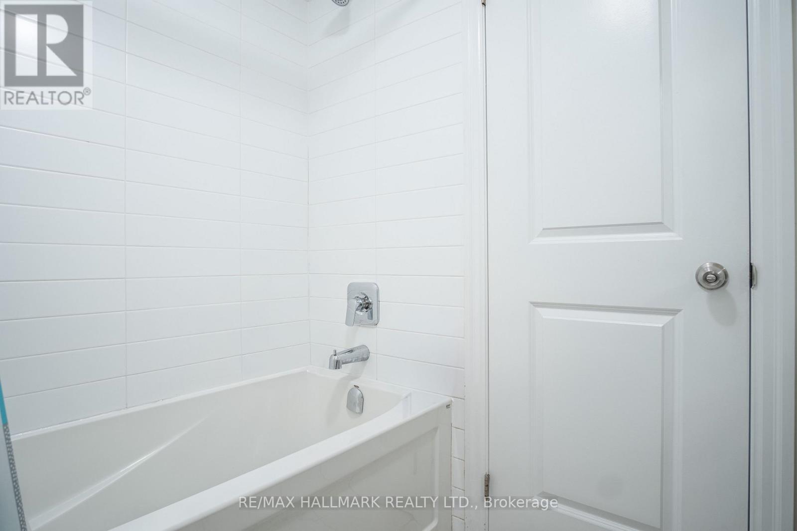 35 ROBERTA DRIVE, Toronto (Englemount-Lawrence), Ontario, M6A2J6 — Photo 9