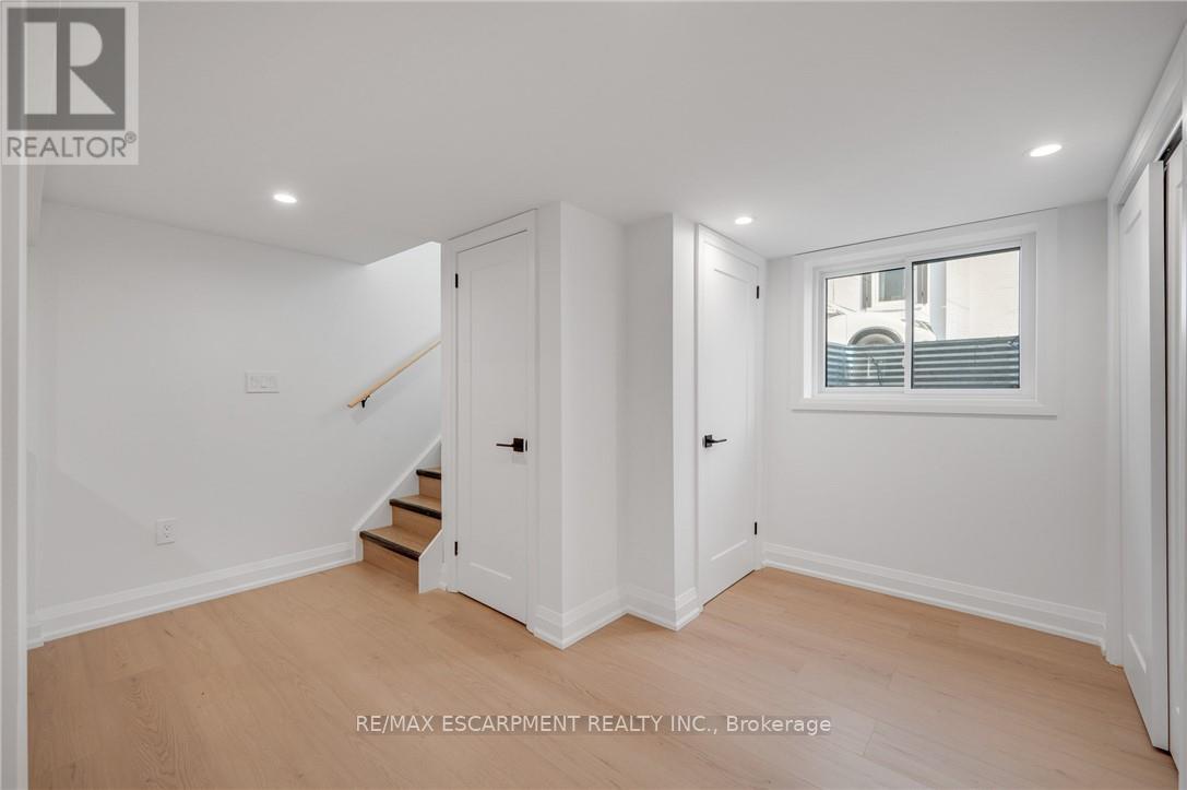 1339 AUGUSTINE DRIVE, Burlington (Mountainside), Ontario, L7P2M9 — Photo 3