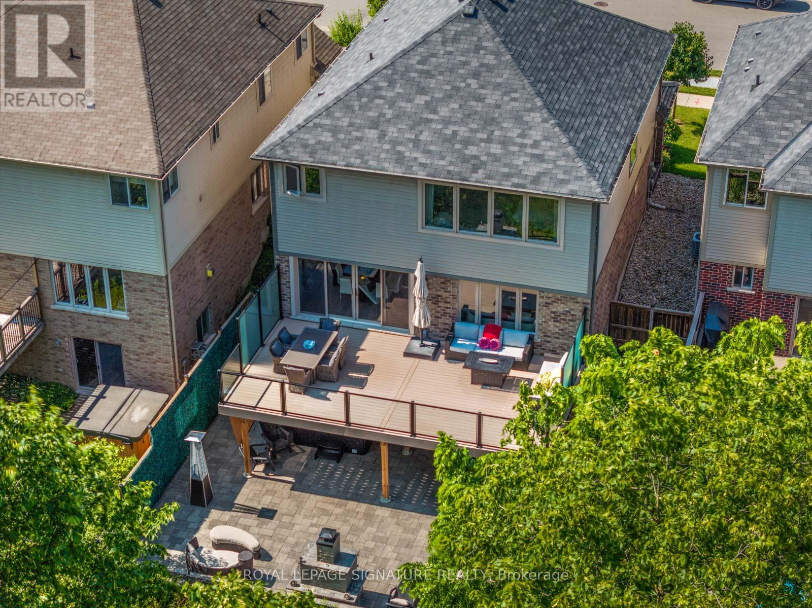 704 ROBERT FERRIE DRIVE, Kitchener, Ontario, N2R0B2 — Photo 2