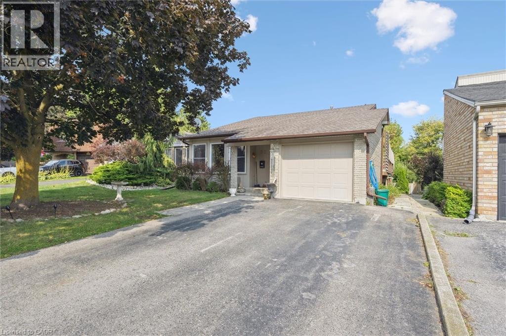 31 SAXONY Circle, Cambridge, Ontario, N1S4G6 — Photo 2