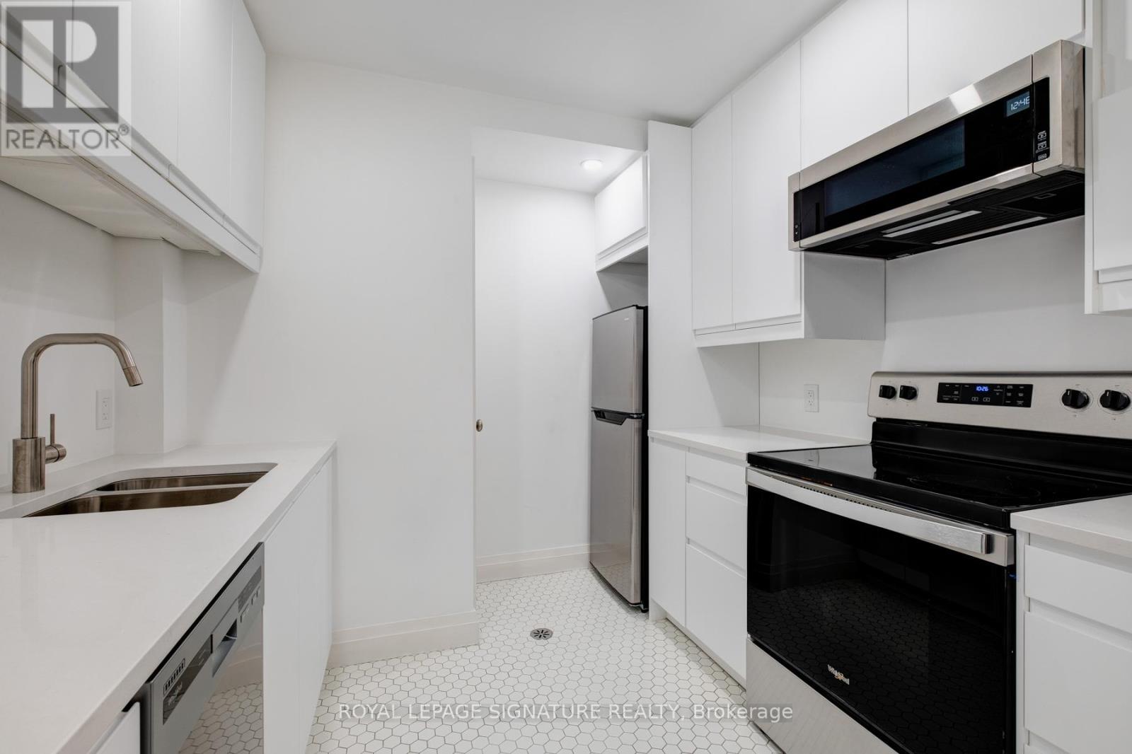 LOWER - 36 THYRA AVENUE, Toronto (Crescent Town), Ontario, M4C5G5 — Photo 8