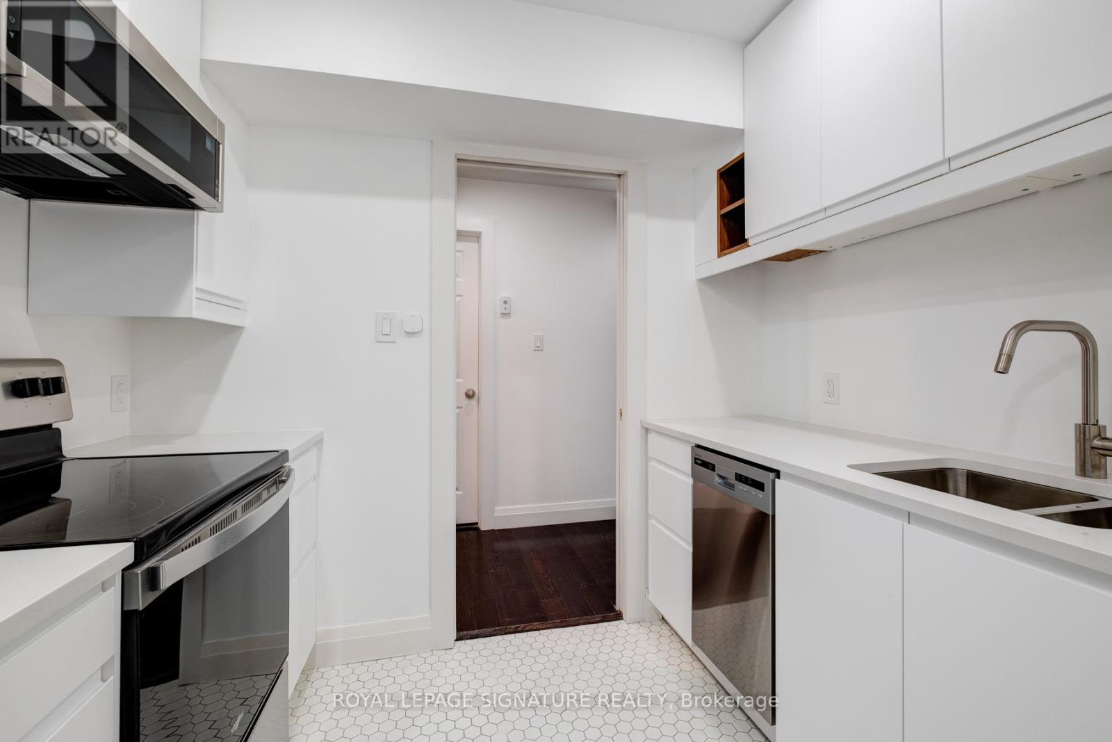 LOWER - 36 THYRA AVENUE, Toronto (Crescent Town), Ontario, M4C5G5 — Photo 9