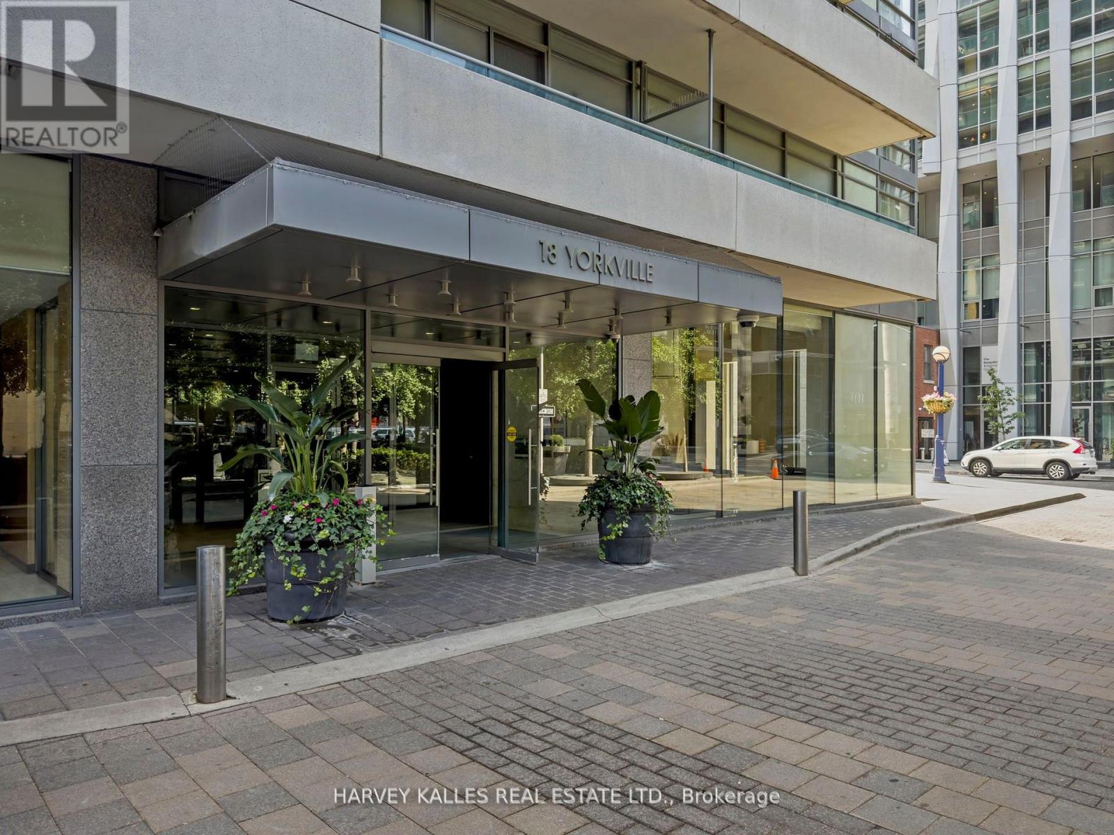 1606 - 18 YORKVILLE AVENUE, Toronto (Annex), Ontario, M4W0B1 — Photo 2