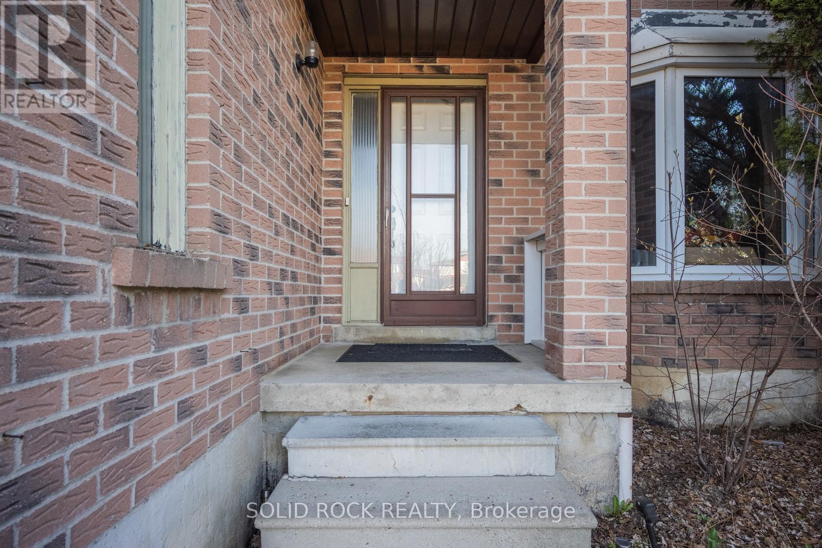1335 QUINPOOL COURT, Mississauga (Creditview), Ontario, L5C4J3 — Photo 3