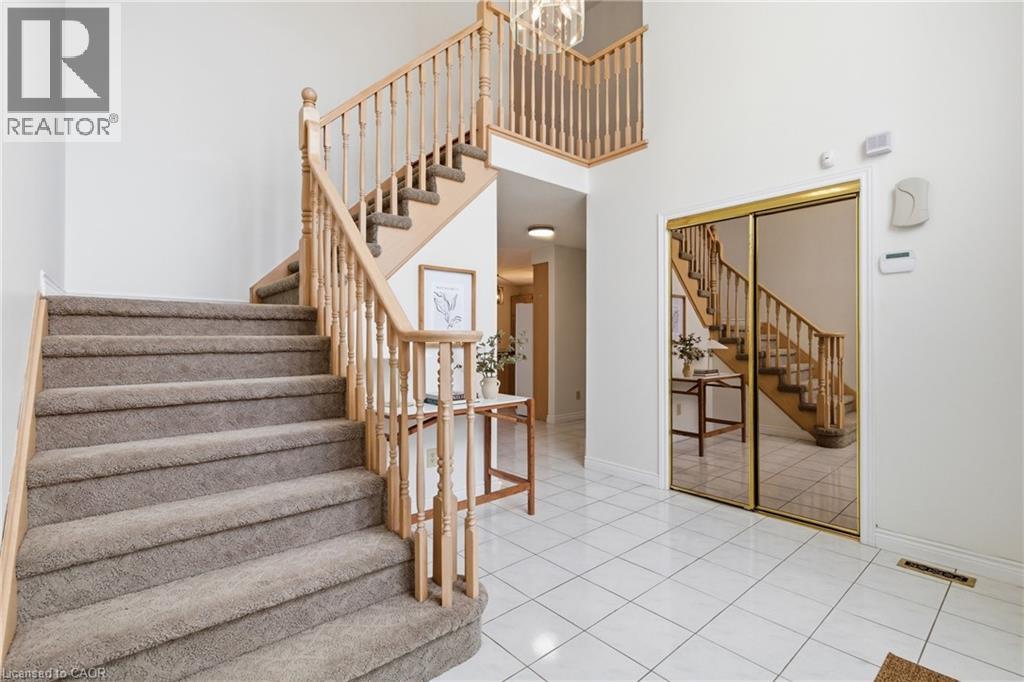 12 SUMNER Crescent, Grimsby, Ontario, L3M5E2 — Photo 4