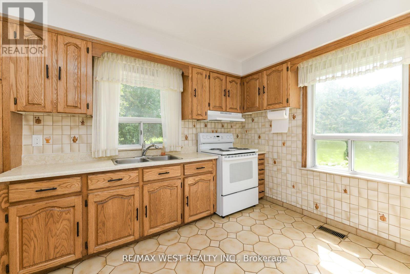 83 EAST DRIVE, Toronto (Rockcliffe-Smythe), Ontario, M6N2N8 — Photo 12