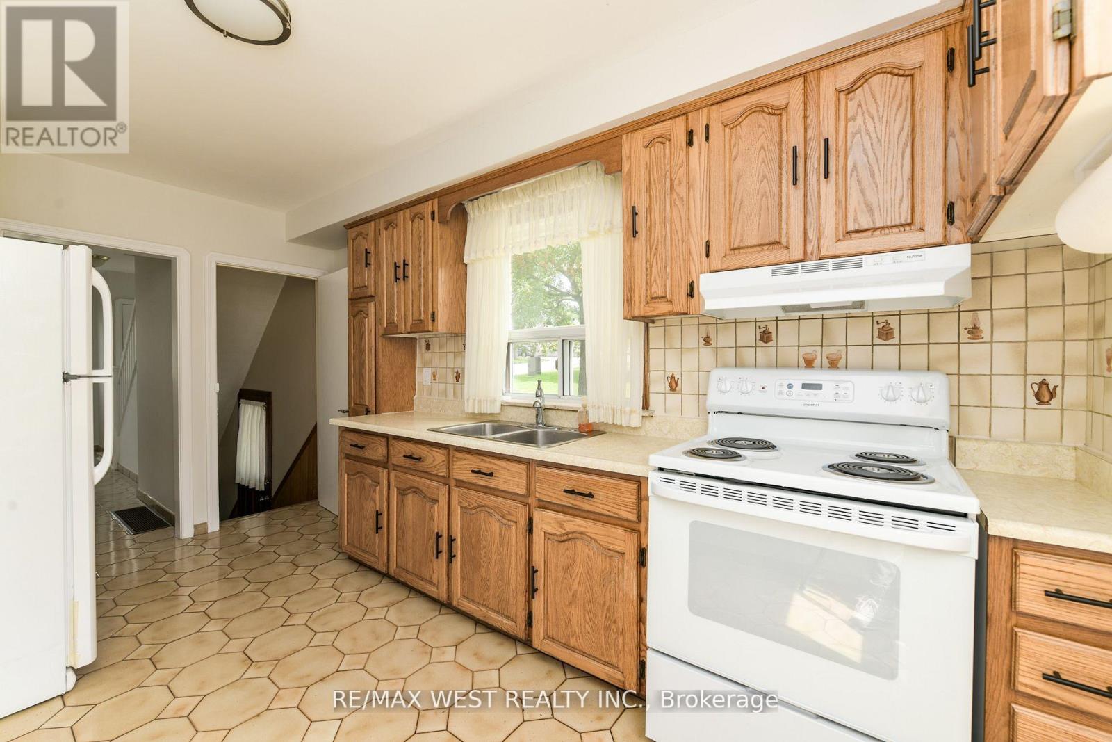 83 EAST DRIVE, Toronto (Rockcliffe-Smythe), Ontario, M6N2N8 — Photo 13