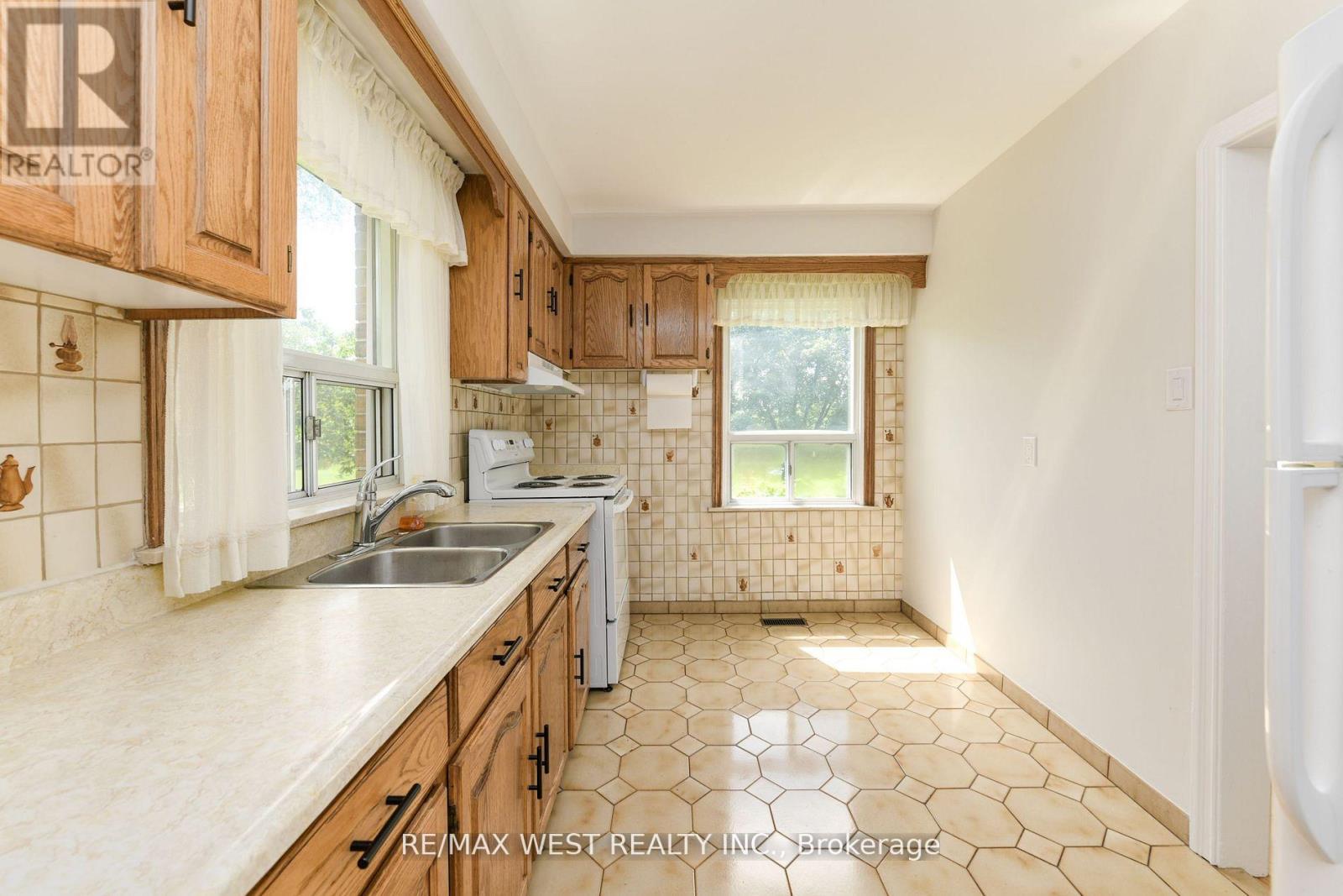 83 EAST DRIVE, Toronto (Rockcliffe-Smythe), Ontario, M6N2N8 — Photo 15
