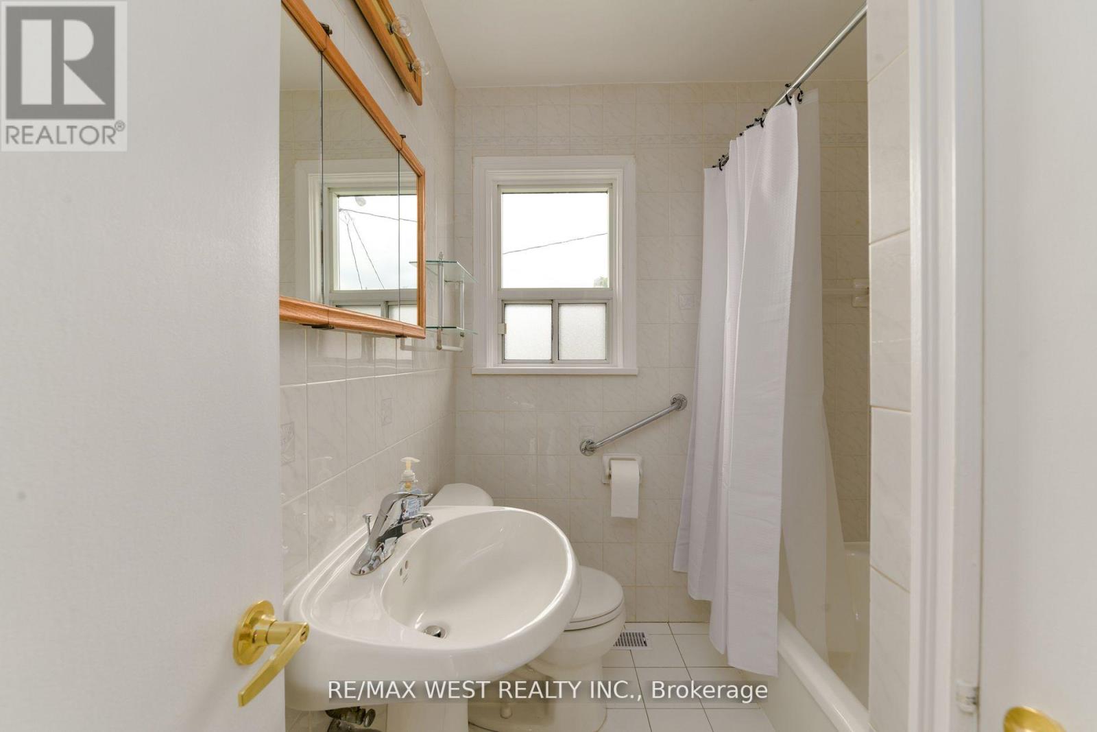 83 EAST DRIVE, Toronto (Rockcliffe-Smythe), Ontario, M6N2N8 — Photo 24