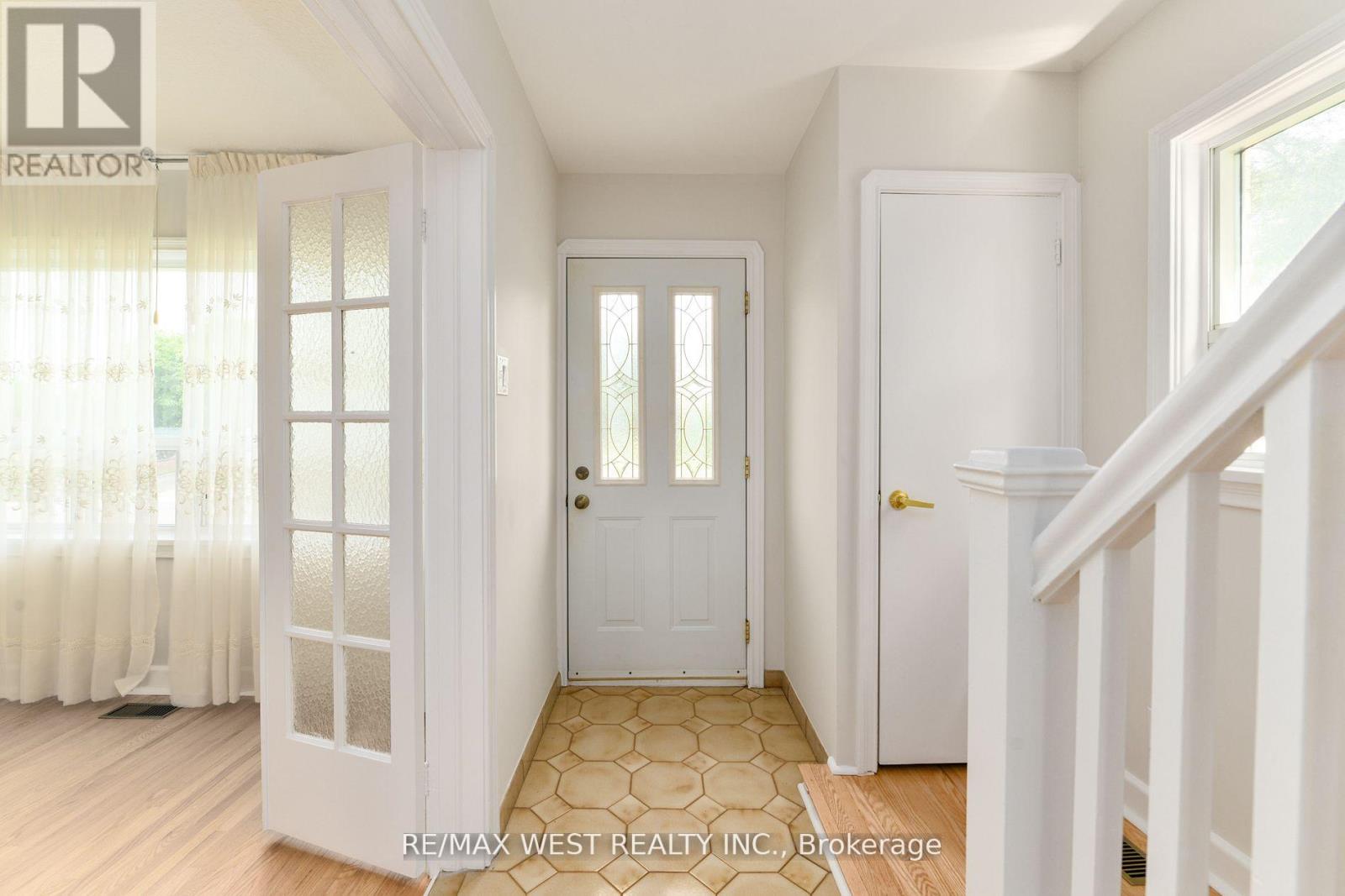 83 EAST DRIVE, Toronto (Rockcliffe-Smythe), Ontario, M6N2N8 — Photo 3