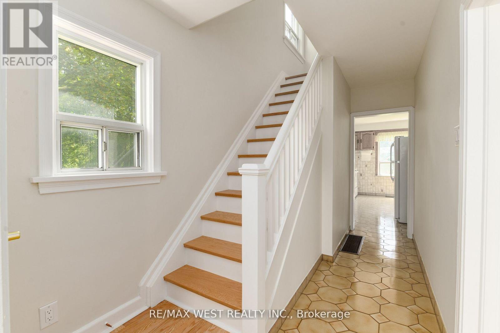 83 EAST DRIVE, Toronto (Rockcliffe-Smythe), Ontario, M6N2N8 — Photo 4
