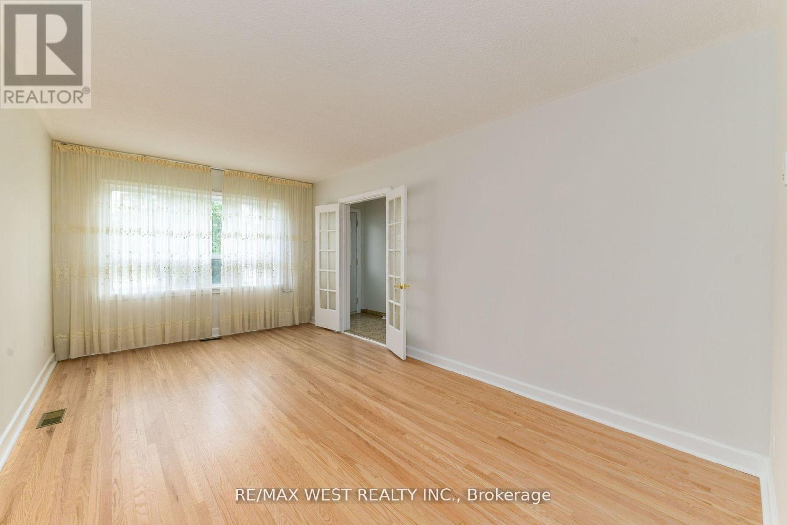83 EAST DRIVE, Toronto (Rockcliffe-Smythe), Ontario, M6N2N8 — Photo 6