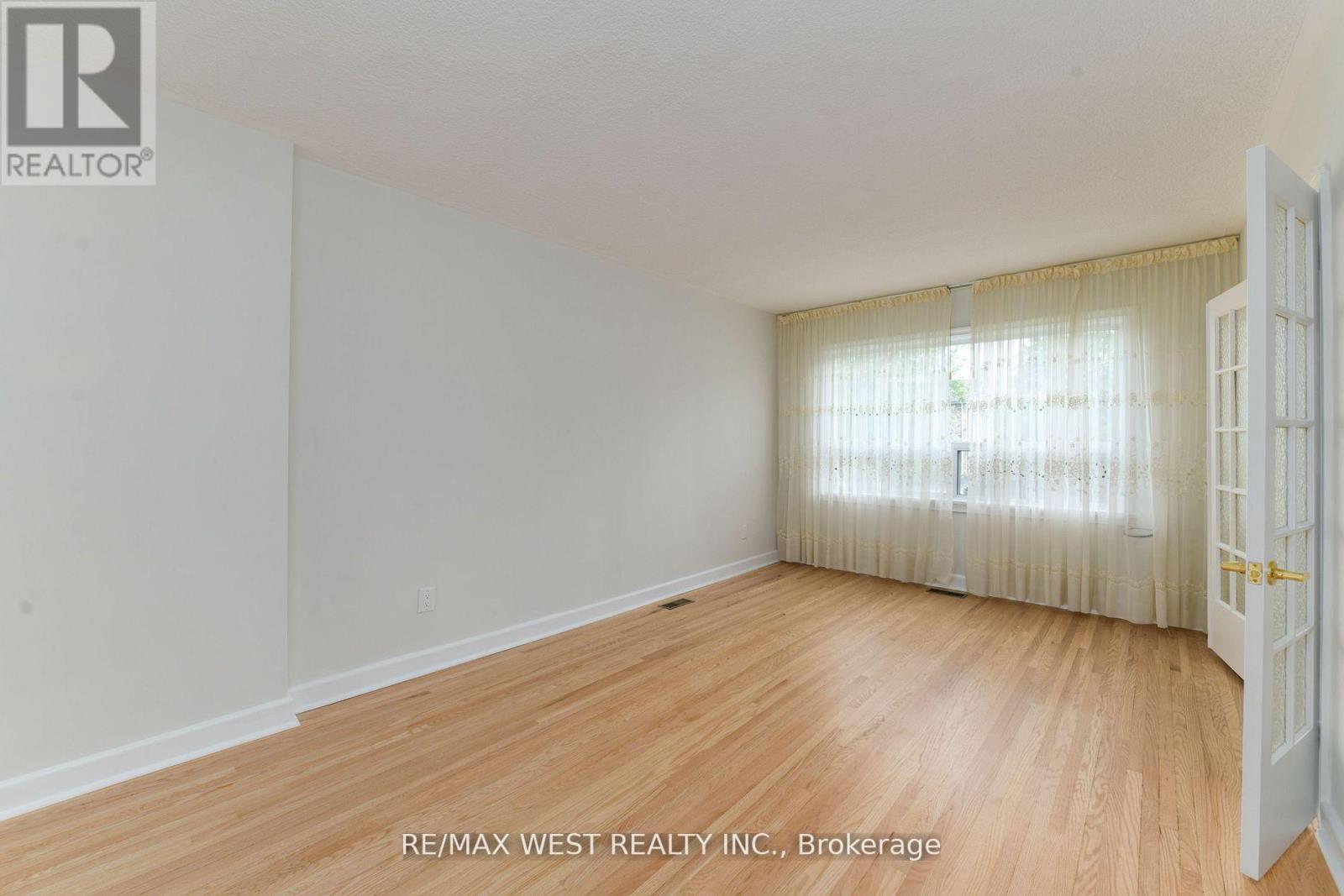 83 EAST DRIVE, Toronto (Rockcliffe-Smythe), Ontario, M6N2N8 — Photo 7