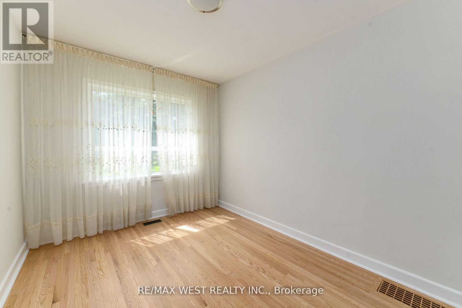 83 EAST DRIVE, Toronto (Rockcliffe-Smythe), Ontario, M6N2N8 — Photo 9