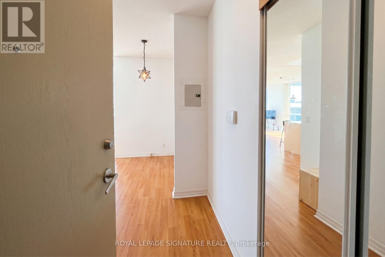 1602 - 220 BURNHAMTHORPE ROAD W, Mississauga (City Centre), Ontario, L4Z2Y8 — Photo 2