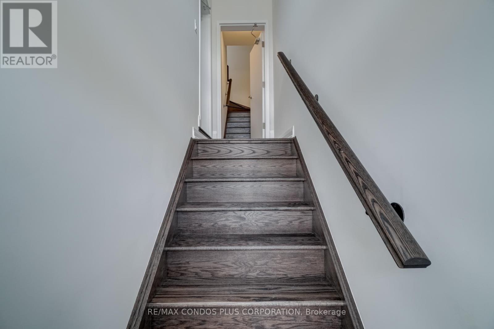 UPPER - 4 WILD ROSE GARDENS, Toronto (Rustic), Ontario, M6L1C7 — Photo 2