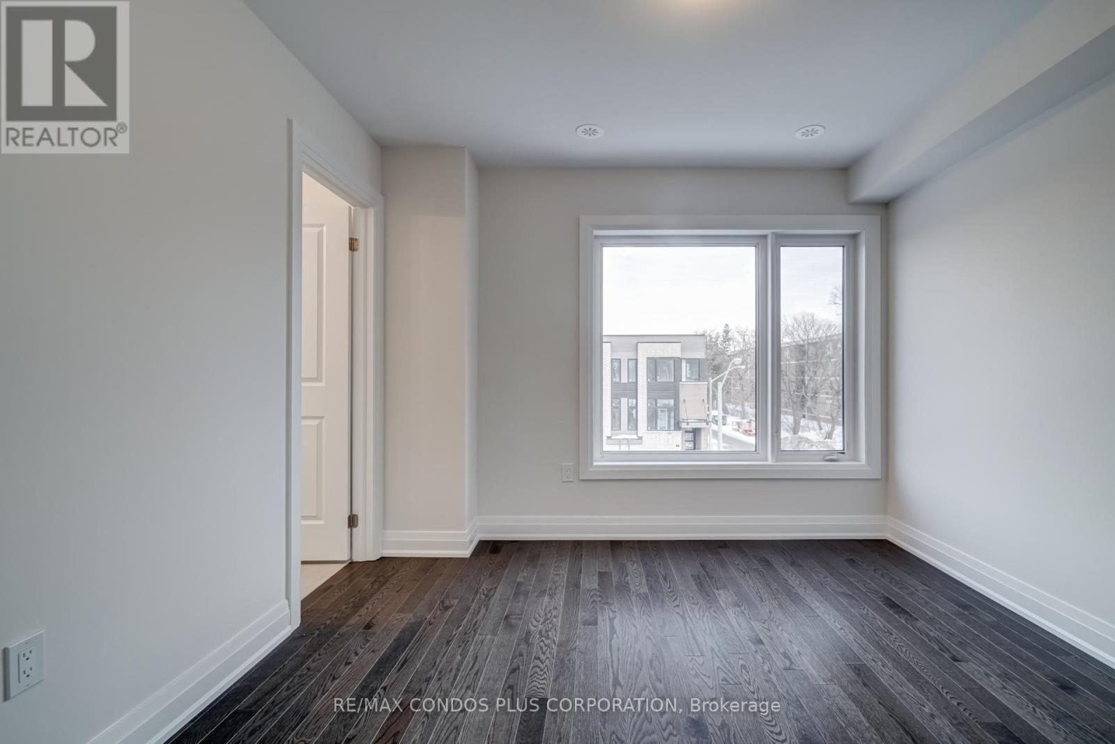 UPPER - 4 WILD ROSE GARDENS, Toronto (Rustic), Ontario, M6L1C7 — Photo 4