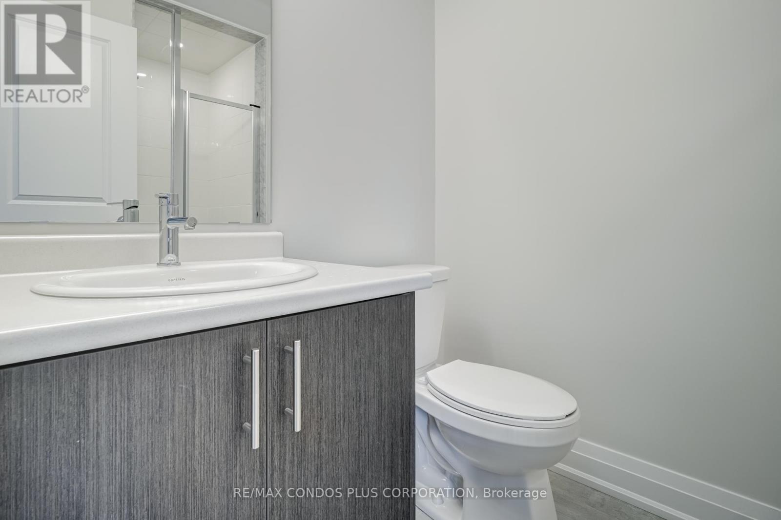 UPPER - 4 WILD ROSE GARDENS, Toronto (Rustic), Ontario, M6L1C7 — Photo 6