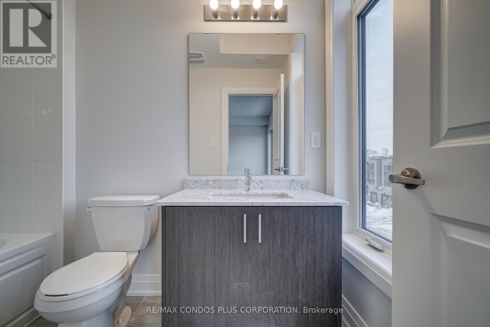 UPPER - 4 WILD ROSE GARDENS, Toronto (Rustic), Ontario, M6L1C7 — Photo 8