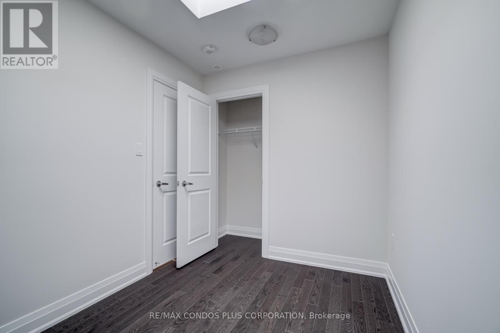 UPPER - 4 WILD ROSE GARDENS, Toronto (Rustic), Ontario, M6L1C7 — Photo 9