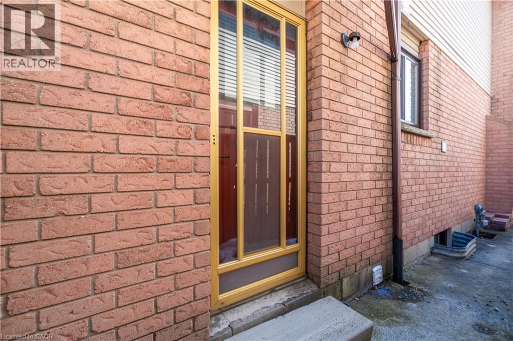 404 STONE CHURCH Road E Unit# Lower, Hamilton, Ontario, L9B2A1 — Photo 2