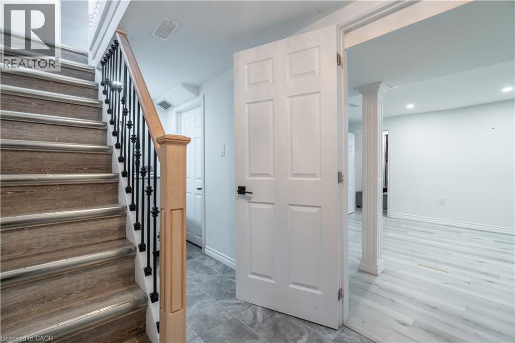 404 STONE CHURCH Road E Unit# Lower, Hamilton, Ontario, L9B2A1 — Photo 3