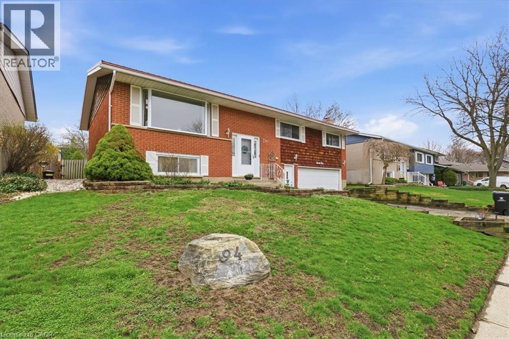 94 COLEBROOK Court, Kitchener, Ontario, N2E1Y8 — Photo 2