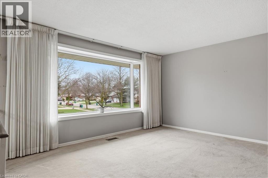 94 COLEBROOK Court, Kitchener, Ontario, N2E1Y8 — Photo 3