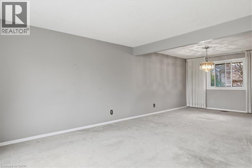 94 COLEBROOK Court, Kitchener, Ontario, N2E1Y8 — Photo 4