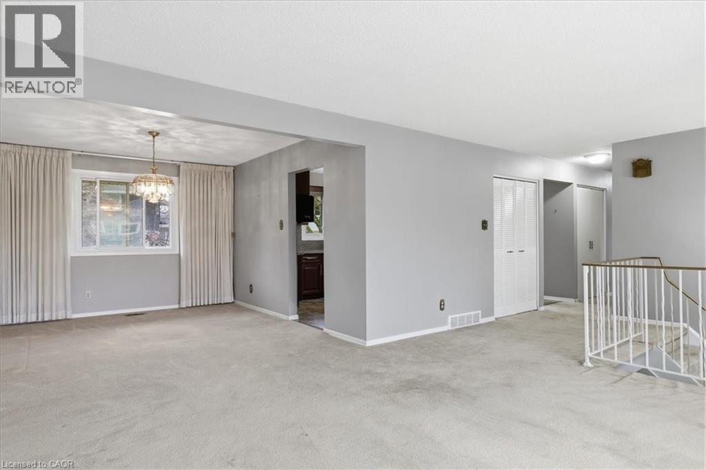 94 COLEBROOK Court, Kitchener, Ontario, N2E1Y8 — Photo 6