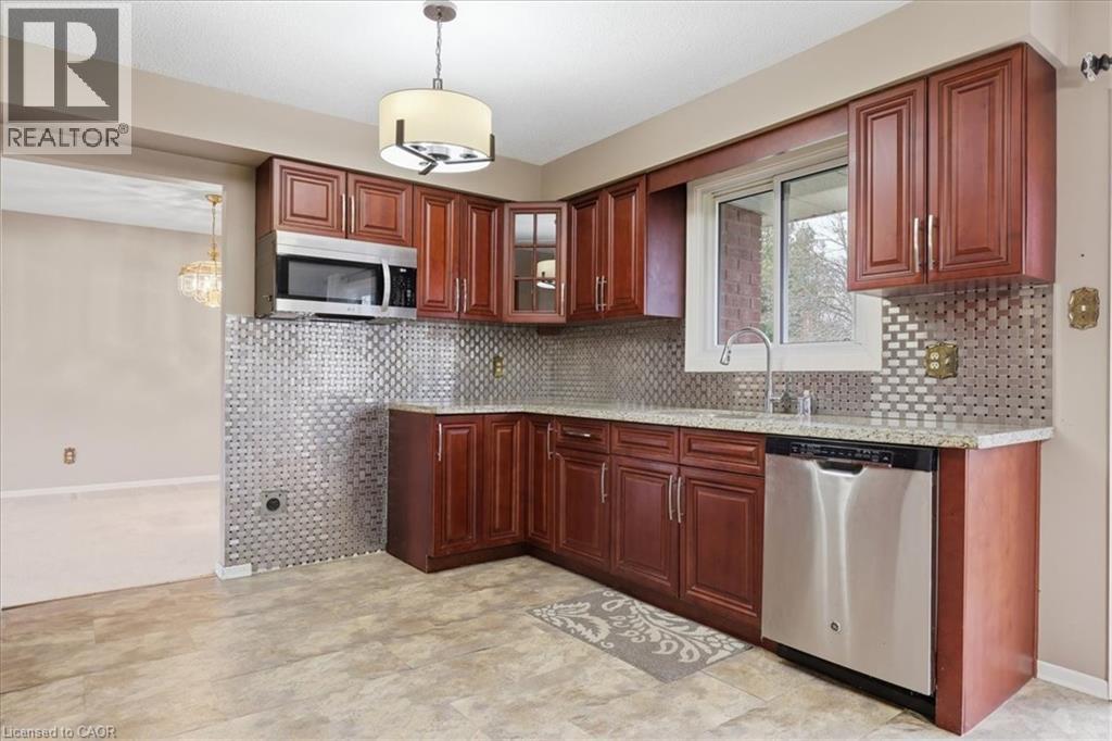 94 COLEBROOK Court, Kitchener, Ontario, N2E1Y8 — Photo 9