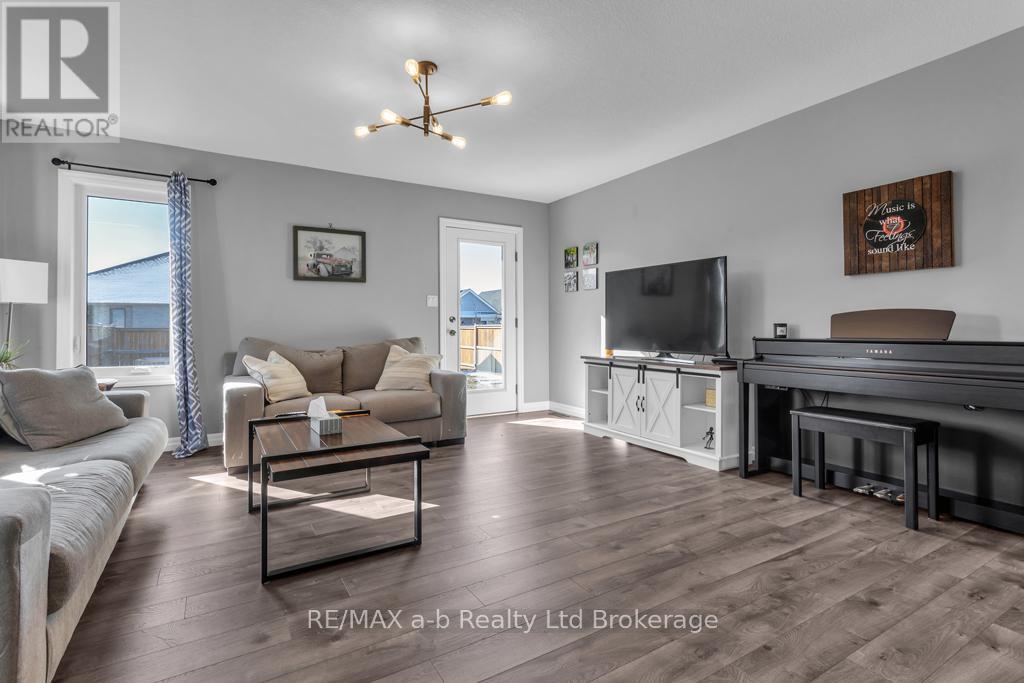 242 WILSON AVENUE, Tillsonburg, Ontario, N4G0H4 — Photo 9