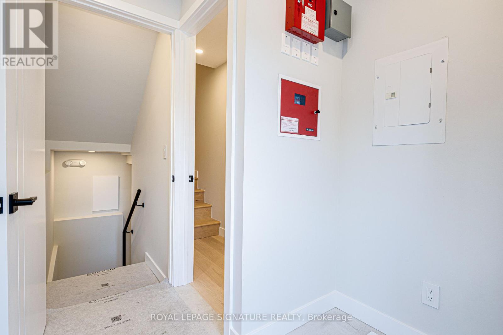 UPPER - 20 KEWBEACH AVENUE, Toronto (The Beaches), Ontario, M4L1B7 — Photo 2