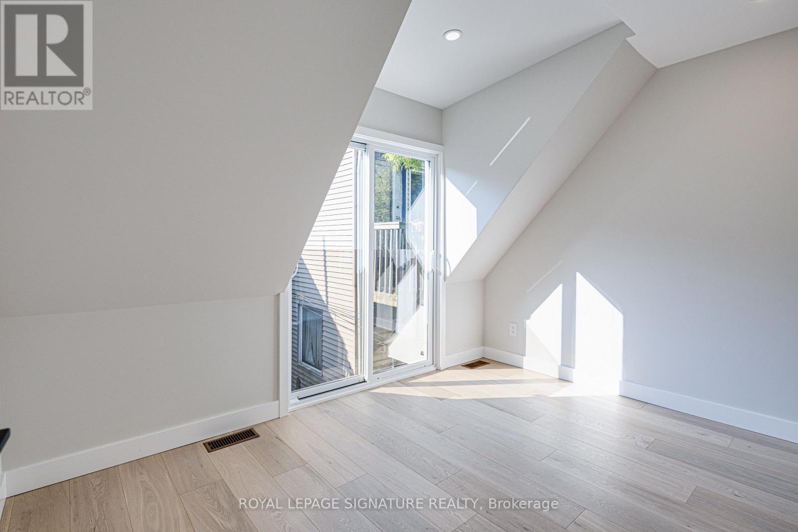 UPPER - 20 KEWBEACH AVENUE, Toronto (The Beaches), Ontario, M4L1B7 — Photo 27