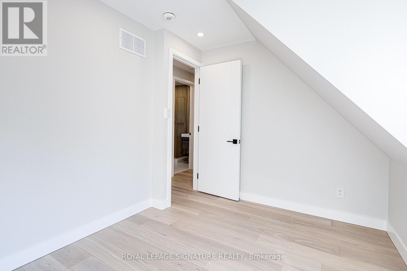 UPPER - 20 KEWBEACH AVENUE, Toronto (The Beaches), Ontario, M4L1B7 — Photo 28