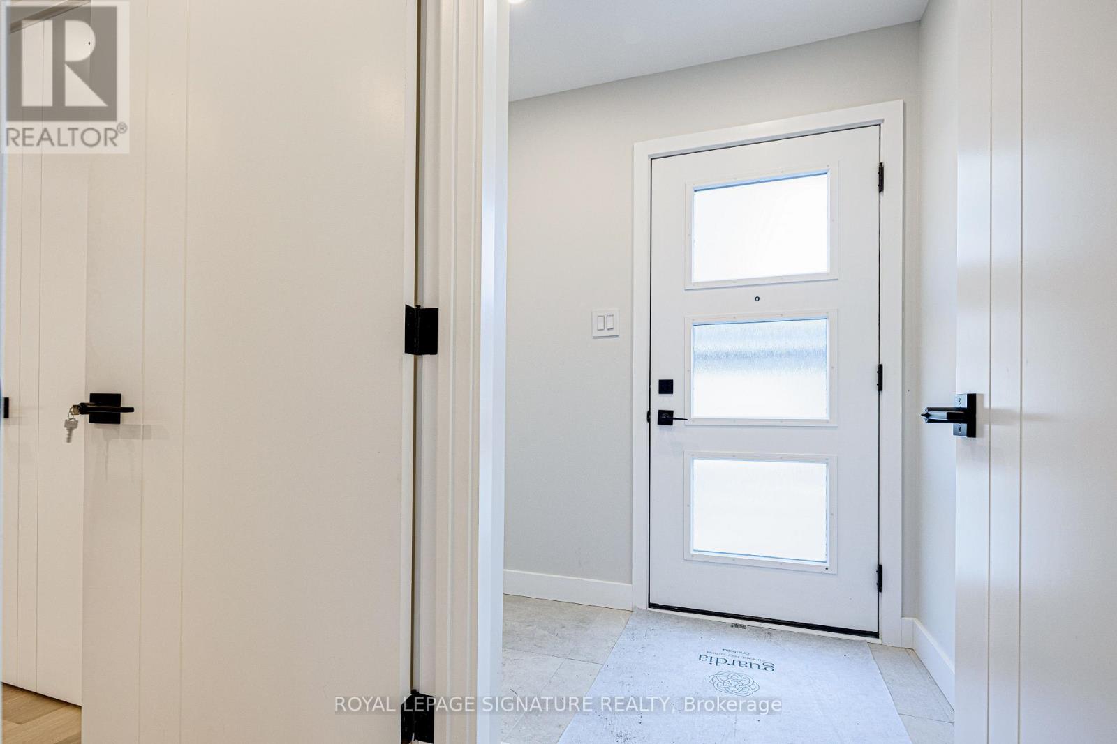 UPPER - 20 KEWBEACH AVENUE, Toronto (The Beaches), Ontario, M4L1B7 — Photo 4