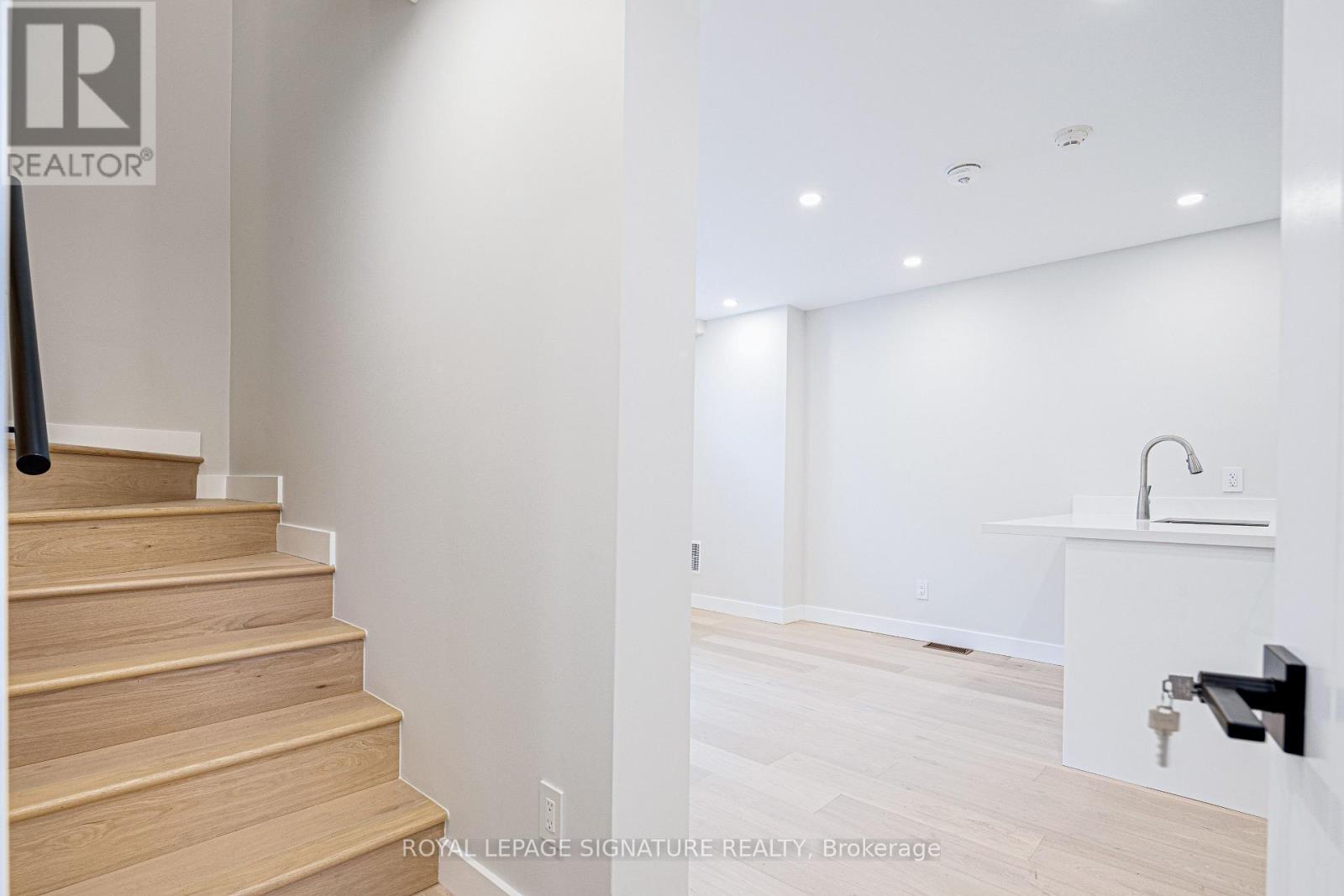 UPPER - 20 KEWBEACH AVENUE, Toronto (The Beaches), Ontario, M4L1B7 — Photo 5