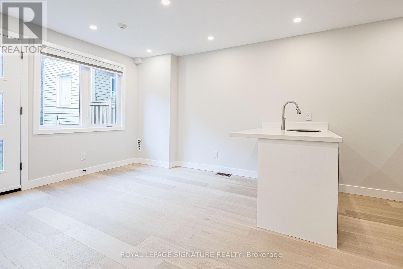 UPPER - 20 KEWBEACH AVENUE, Toronto (The Beaches), Ontario, M4L1B7 — Photo 6