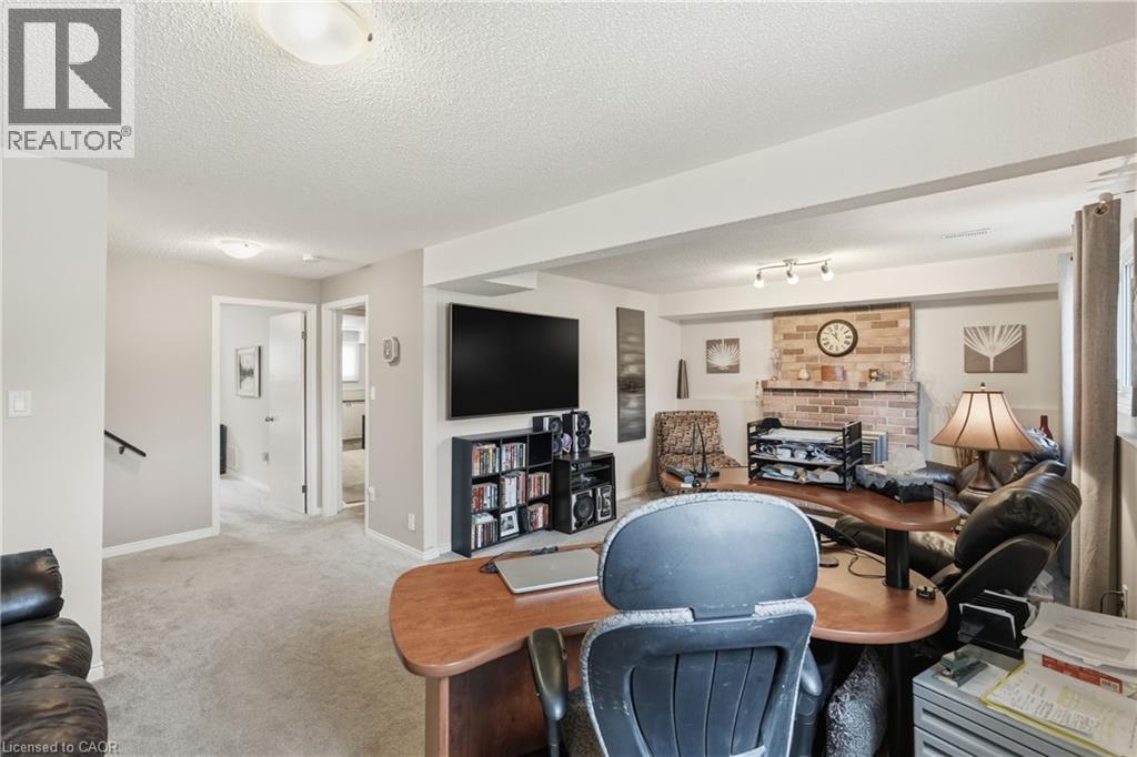 32 HOBART Crescent, Brantford, Ontario, N3P1V6 — Photo 16