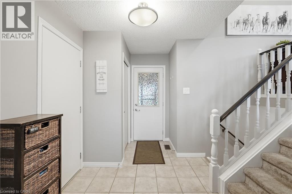 32 HOBART Crescent, Brantford, Ontario, N3P1V6 — Photo 3